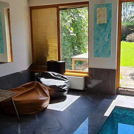 Spacious House With Indoor Pool & Sauna. Сasa de vacaciones *