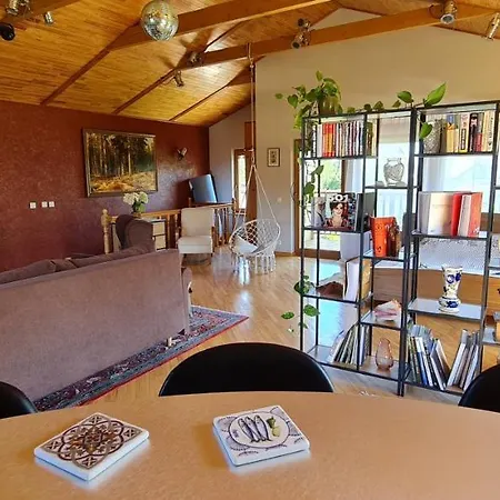 Сasa de vacaciones Spacious House With Indoor Pool & Sauna.